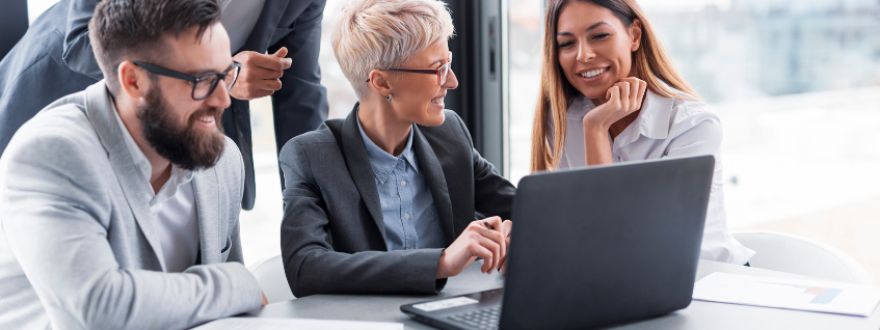 Insurance agent from American US Insurance helping Florida residents get a free quote online