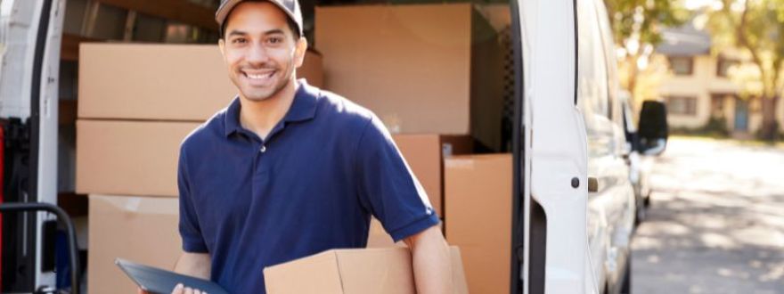 A delivery driver with commercial auto insurance in Dallas 