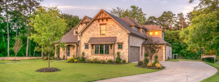 Texas home illustrating homeowners insurance costs